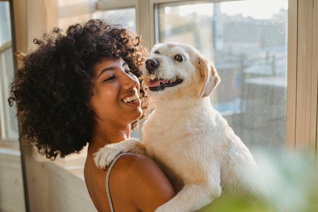 Mujer feliz junto a su perro sano