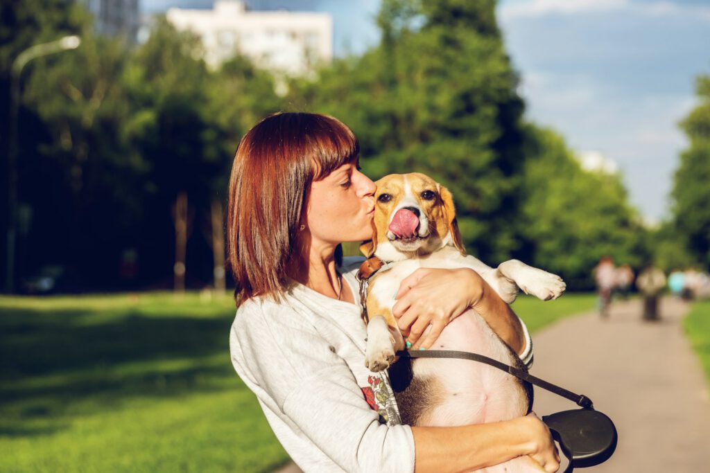 Persona sosteniendo con cariño a su perro