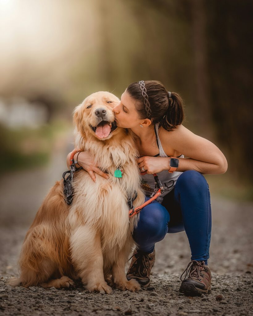 Persona dando cariño a su perro